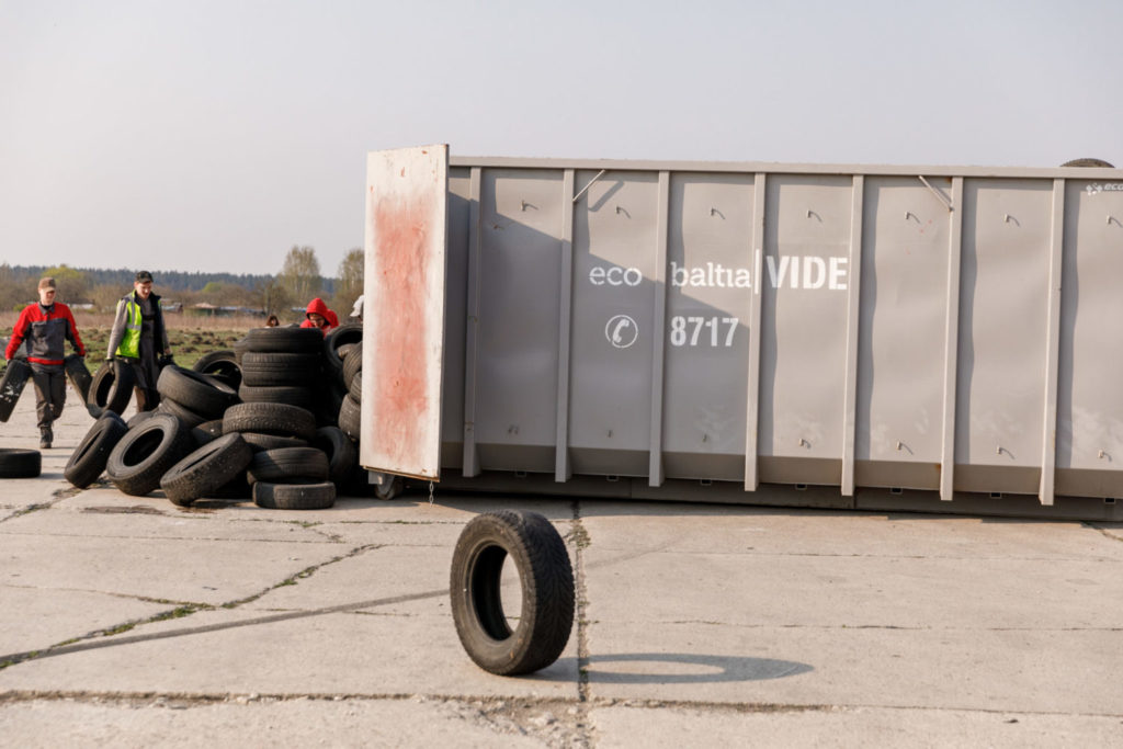 „Eco Baltia vide” atbrīvojusi Rumbulas lidlauka teritoriju no nelegāli atstātajām riepām