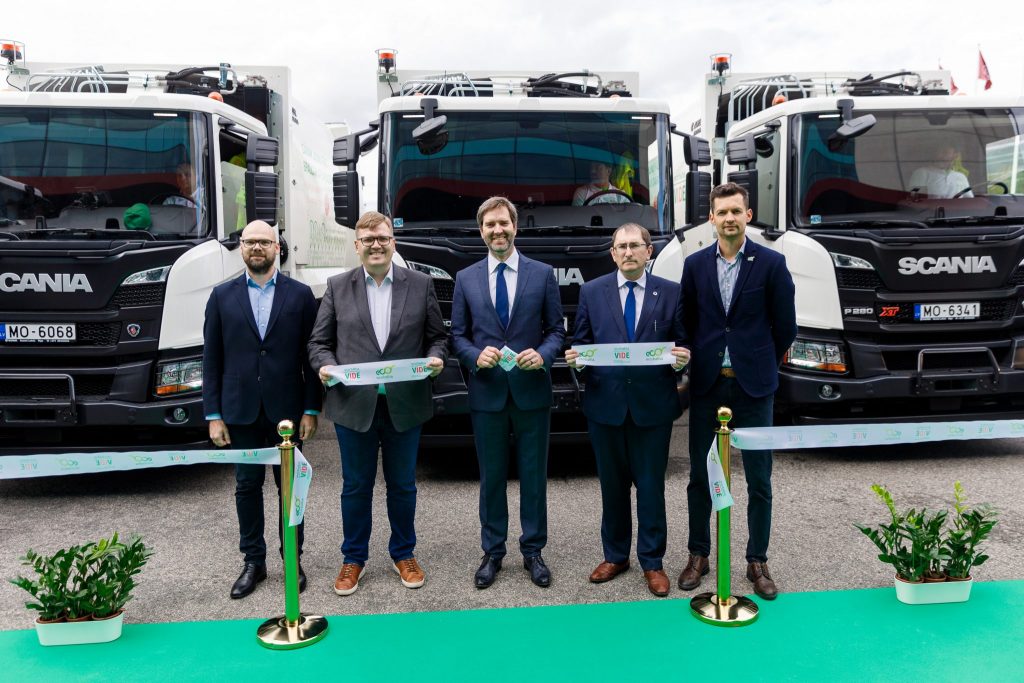 Prezentē Latvijā pirmās piecas atkritumu savākšanas mašīnas, kas darbojas ar saspiesto dabasgāzi