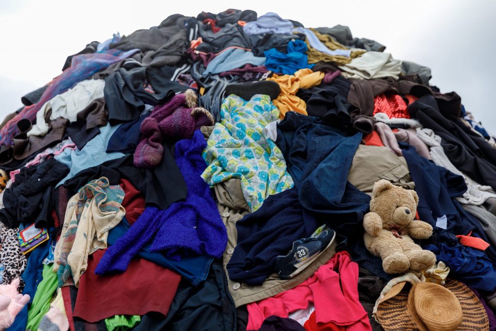 Pērnā džempera ceļojums: kas notiek ar šķirošanas konteineros ieliktajiem tekstilizstrādājumiem?