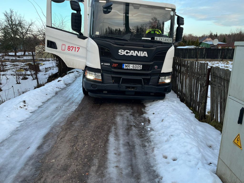 SIA “Eco Baltia vide” aicina informēt par traucētu piekļuvi atkritumu konteineriem apledojušu ceļu dēļ