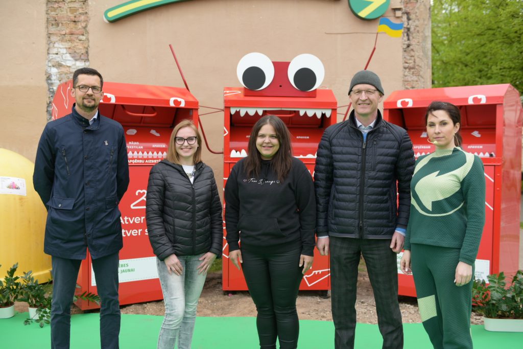 Ukrainas bēgļu atbalstam un tekstila šķirošanas veicināšanai sākta kampaņa “Atver sirdi, atver skapi!”