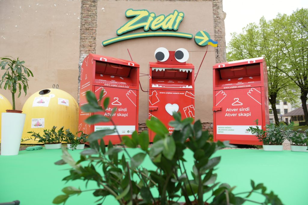 FOTO: Iedzīvotājus Rīgā pārsteidz runājošs tekstila konteiners