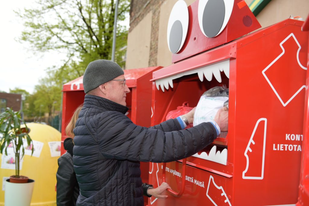 Ar vienu kāju hop, ar otru kāju stop: tekstila apsaimniekošanas sistēmas ieviešanas līkloči. Ar labiem nodomiem bruģētais ceļš uz modes poligonu