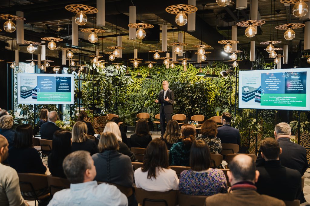 Aptauja: Iedzīvotāju skaits, kuri šķiro tekstilizstrādājumus, sasniedzis 33%