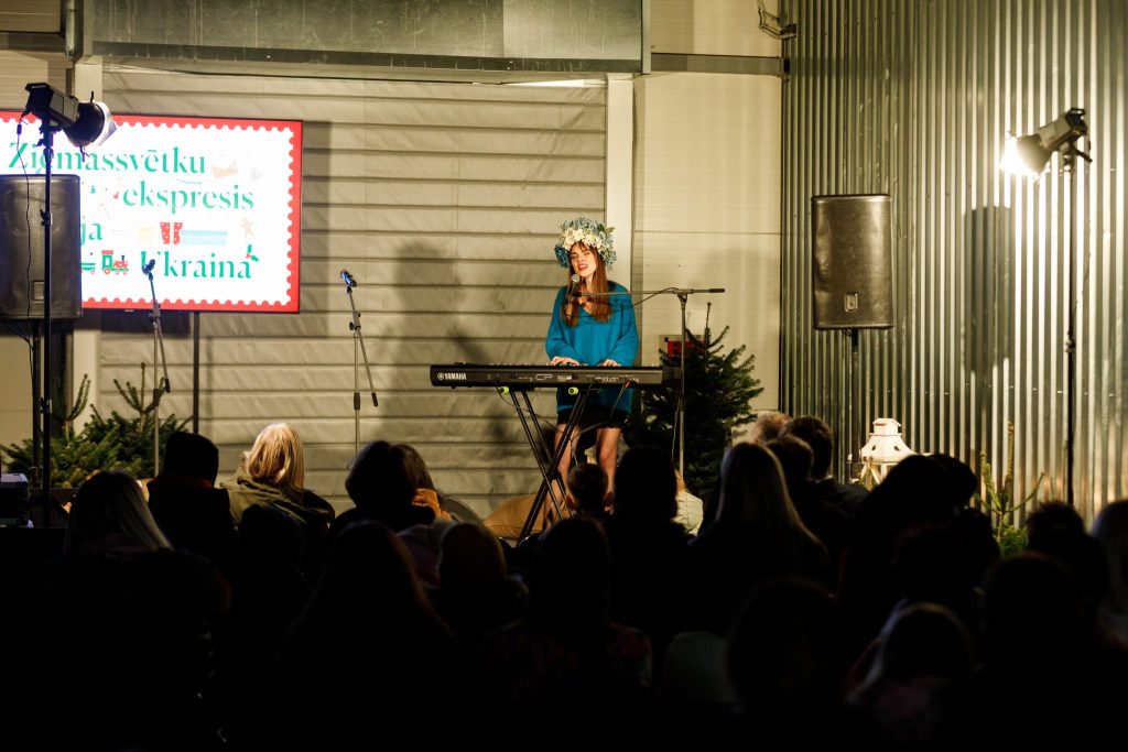 Ar emocionālu Katrīnas Gupalo koncertu atklāta labdarības akcija “Ziemassvētku ekspresis: Latvija–Ukraina”