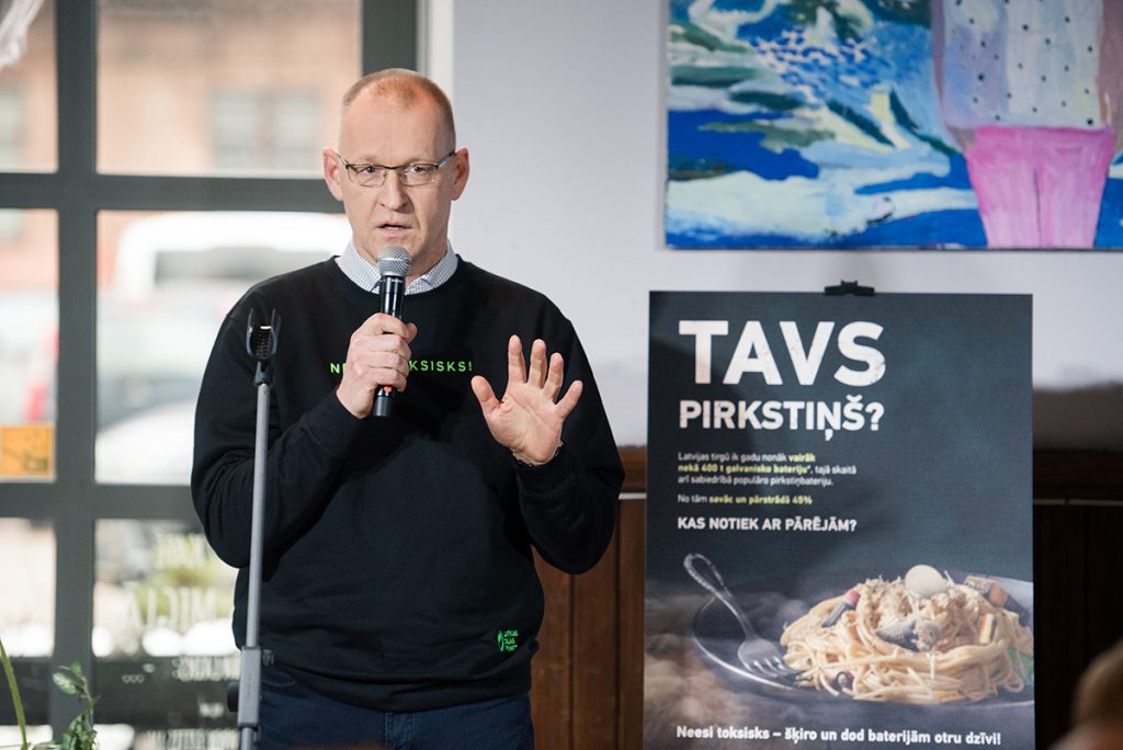 Kampaņā “Tavs toksiskais pirkstiņš?” vērš uzmanību bateriju ietekmei uz vidi un cilvēku veselību