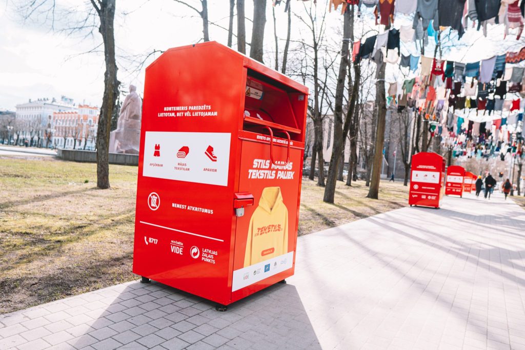 Paplašina tekstila šķirošanas iespējas – SIA “Eco Batia vide” Pāvilostā izvieto pirmos trīs tekstila šķirošanas konteinerus