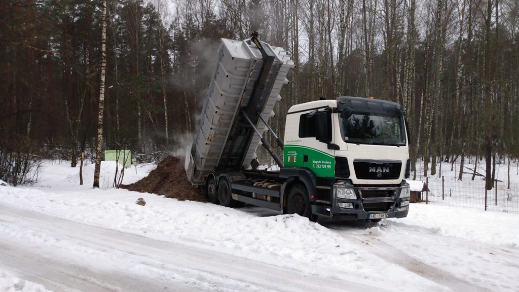 Savācot un nododot pārstrādei teju 5000 svētku eglīšu, “Eco Baltia” grupa daļu iegūtās šķeldas ziedo dzīvnieku patversmei