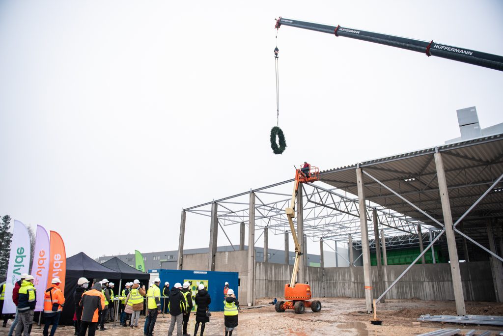 Aconē nosvinēti jaunās atkritumu šķirošanas rūpnīcas spāru svētki