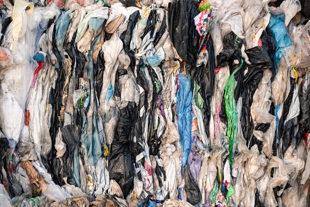 Darbu atsāk šķiroto atkritumu savākšanas laukums Saldū