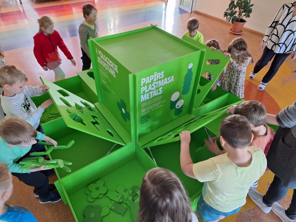 SIA “Eco Baltia vide” un “Latvijas Zaļais punkts” bērnudārzam Kadagā dāvina šķirošanas spēli