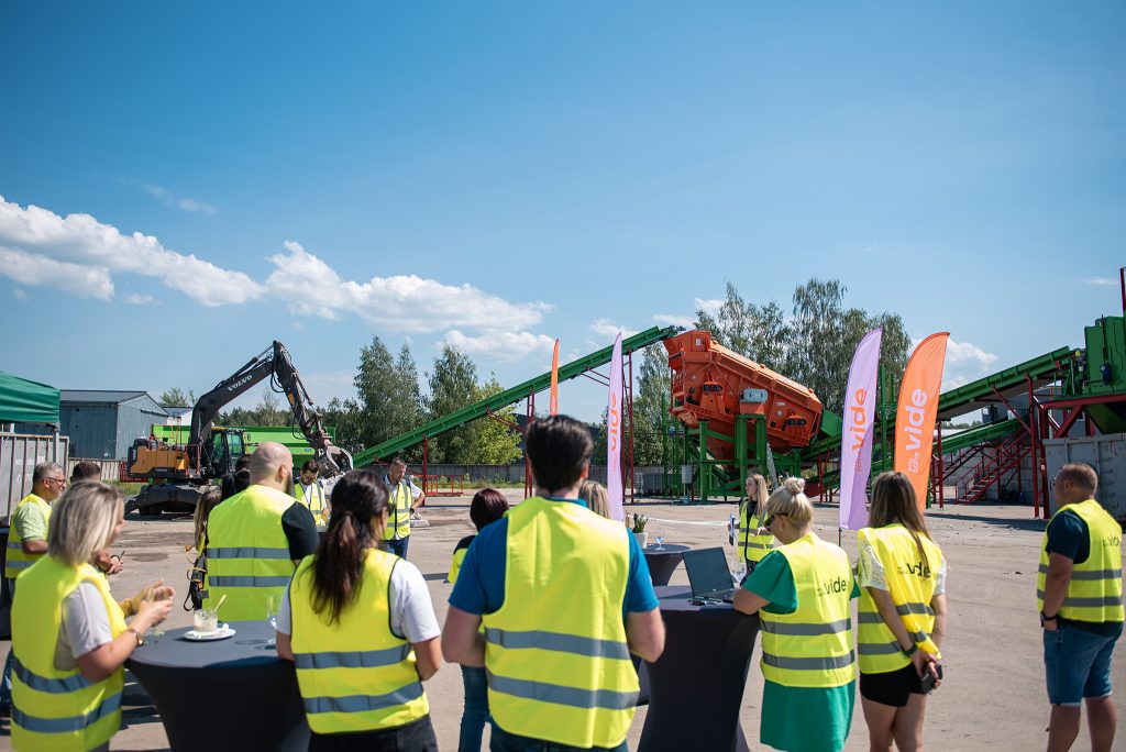 FOTO: Pierīgā atklāts jauns būvgružu šķirošanas un pārstrādes laukums