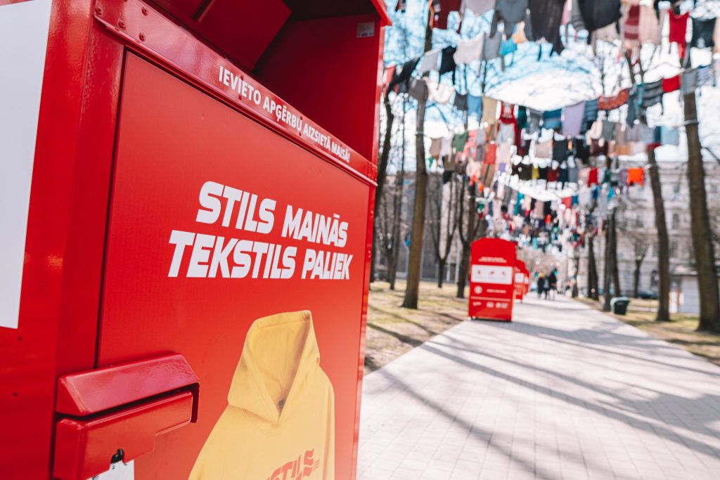 Ziedot vai nodot konteinerā? Tekstila nodošana konteinerā dāvā otro dzīvi 98% materiāla