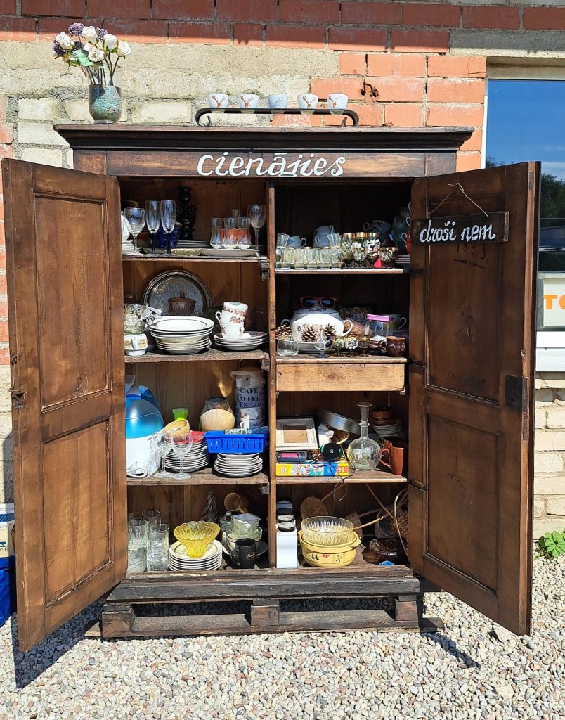 Derīgas lietas gluži par baltu velti. Saldū tapis otrreiz izmantojamu mantu skapis