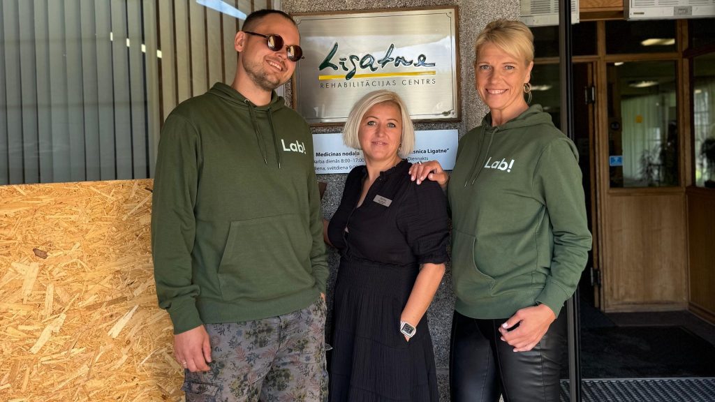 “Eco Baltia vide” Līgatnes rehabilitācijas centram ziedojusi šogad atklātajā elektrotehnikas remontdarbnīcā salabotās elektropreces