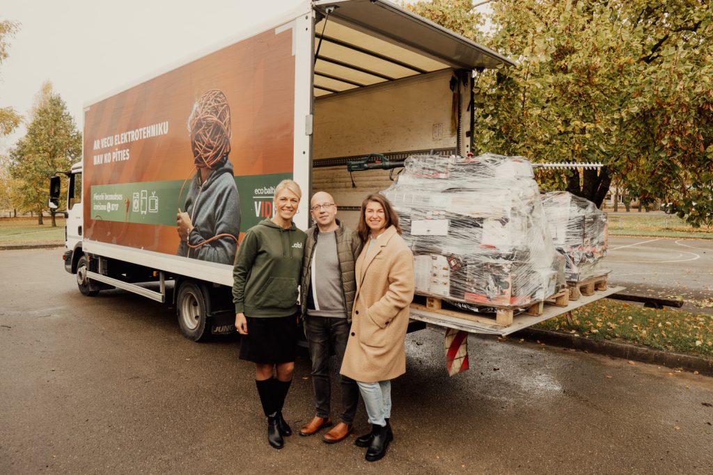 Īslīces SOS Bērnu ciematam ziedo vairāk nekā 230 salabotas elektroierīces