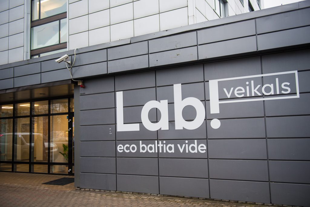 Kāpēc ilgtspējīgai modei ir vieta elektropreču veikalā