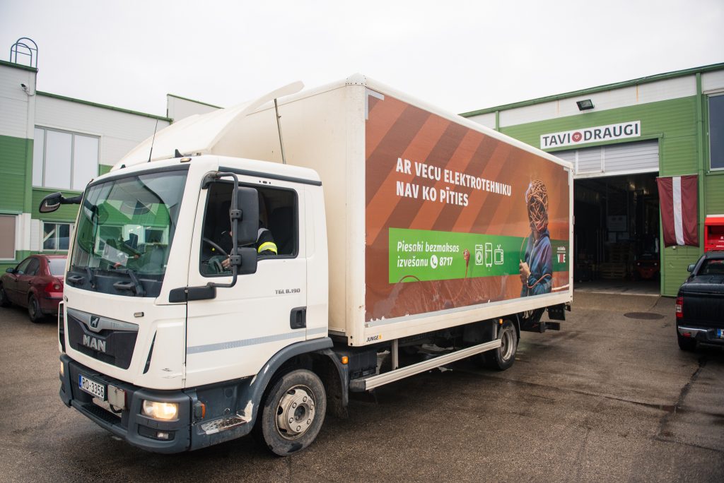 Biedrībai “Tavi draugi” ziedotas 160 labotas elektrotehnikas vienības