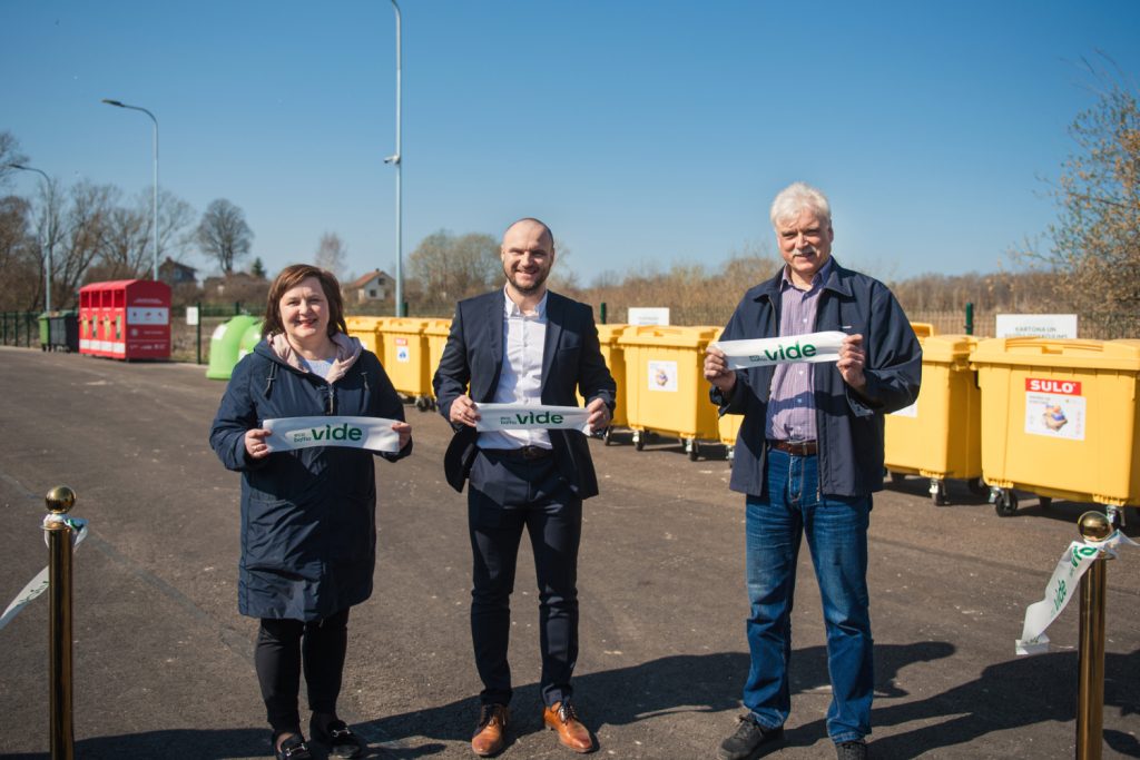 Aizputē svinīgi atklāts pilsētā pirmais šķiroto atkritumu savākšanas laukums