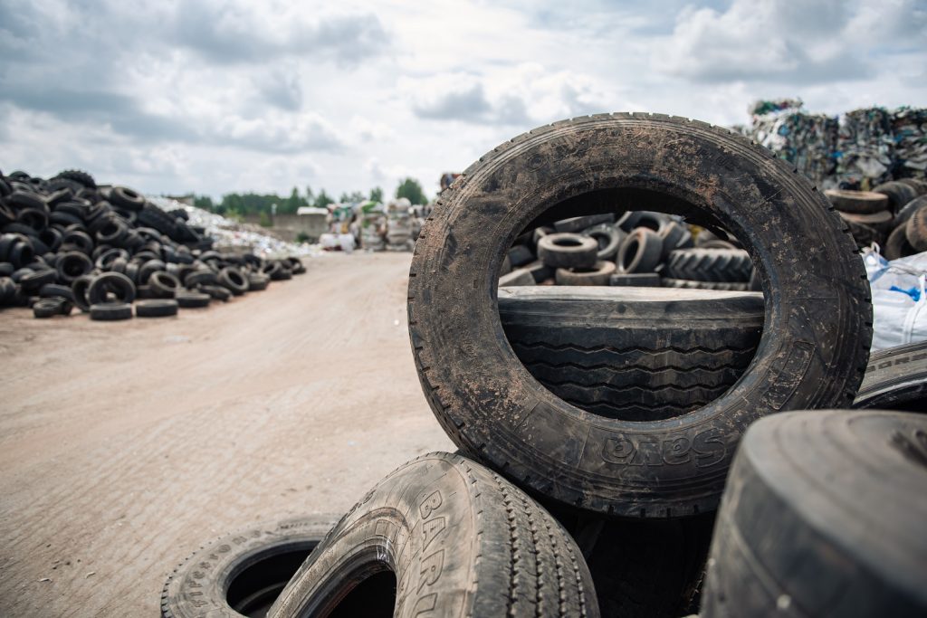 Liepājā un Aizputē iedzīvotāji bez maksas varēs nodot vieglo auto riepas
