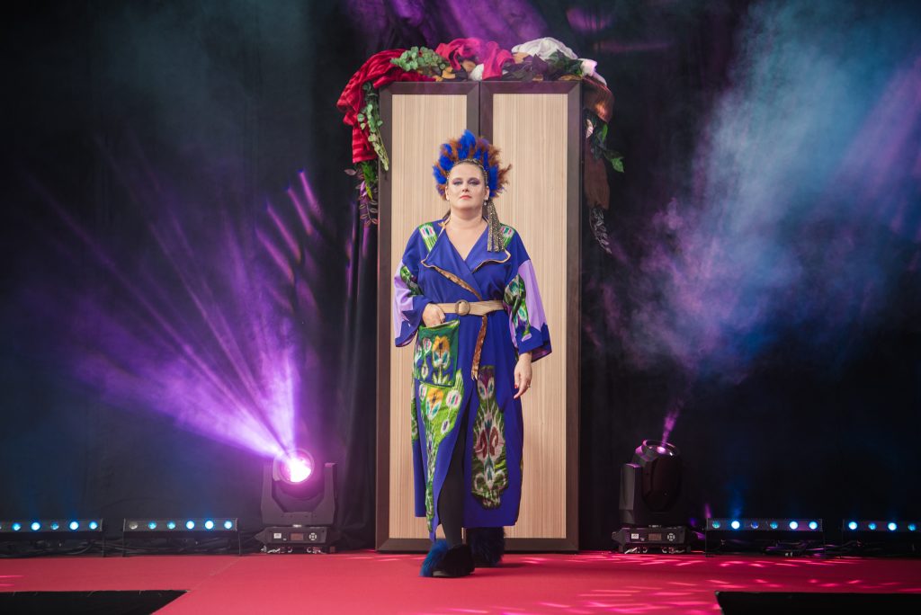 Ar iespaidīgu modes skati aktualizē tekstila šķirošanu