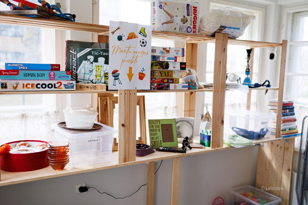 Carnikavā atklāj “Lietu bibliotēku” – mantu maiņas vietu kopienai